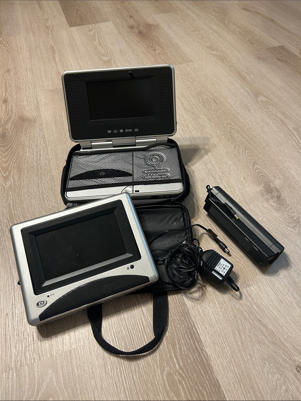 Duraband Portable DVD dual-7B w/ Carrying Case 2 Screens Tested Working!